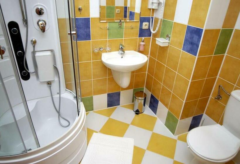 Standard Szoba, Loucky