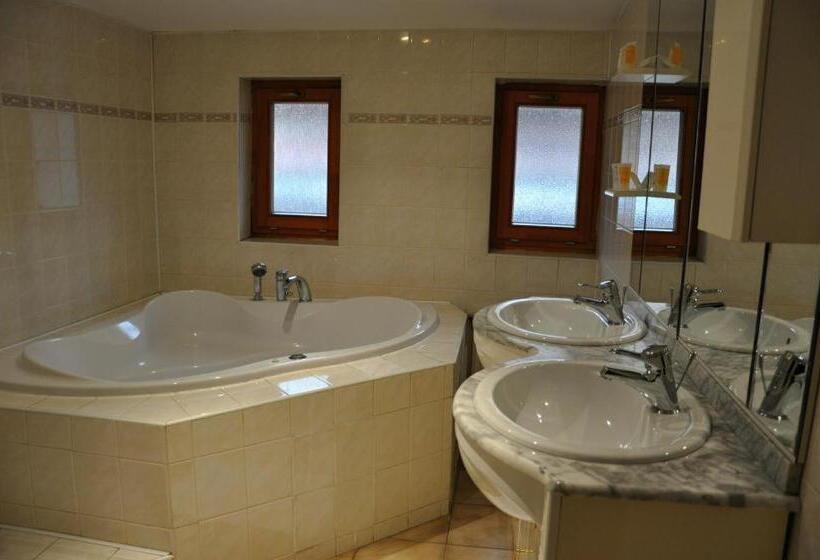 Family Suite, Loucky