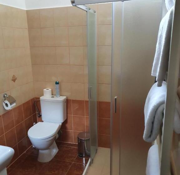 标准三人间, Palác