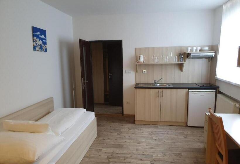 标准三人间, Palác