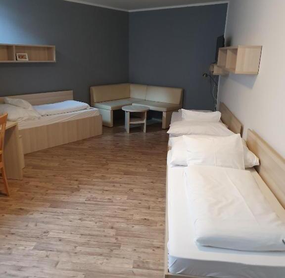 标准三人间, Palác