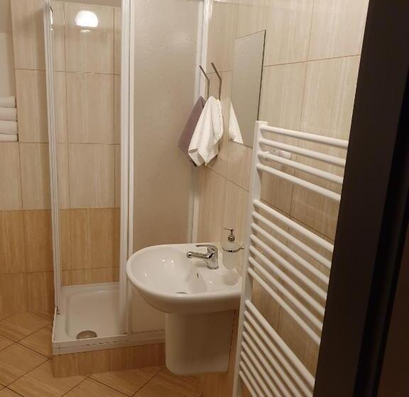 四人标准间, Palác