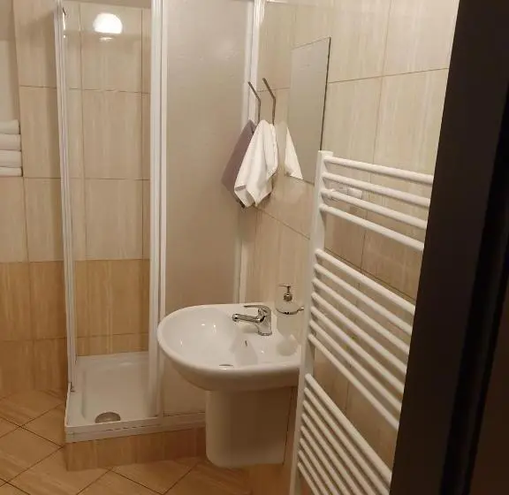 اتاق استاندارد چهار تخته, Palác