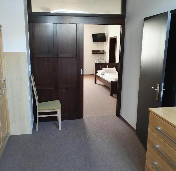 四人标准间, Palác