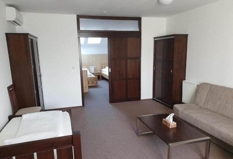 四人标准间, Palác