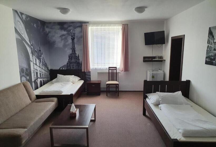 四人标准间, Palác