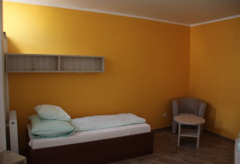 标准三人间, Palác