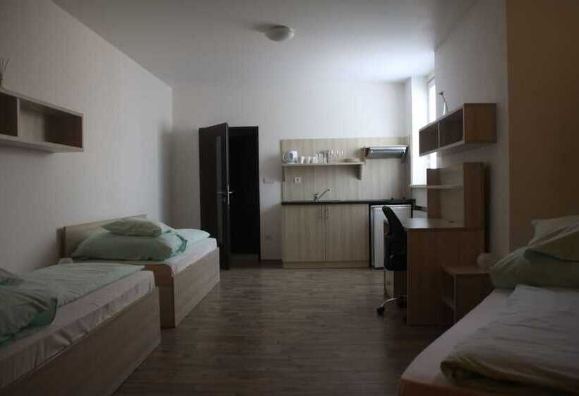 标准三人间, Palác