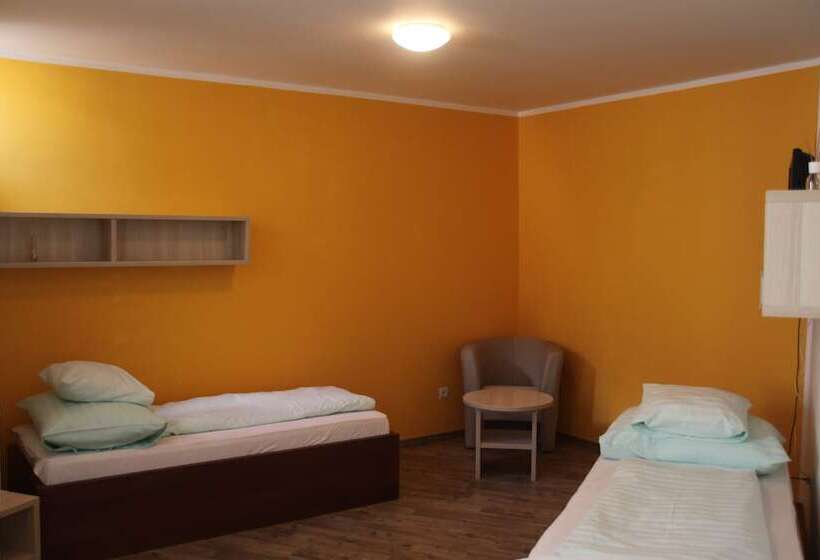 标准三人间, Palác