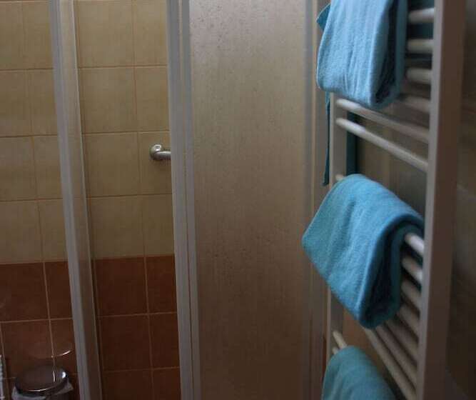 标准三人间, Palác