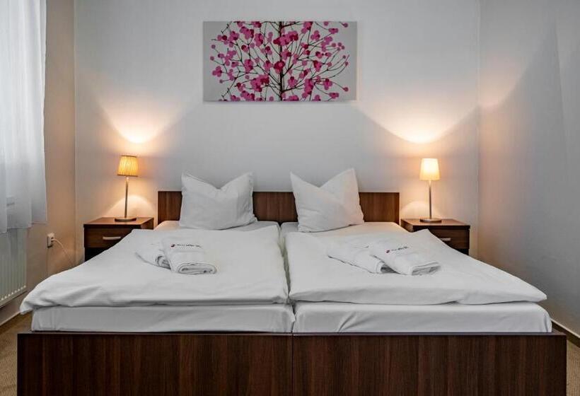 スタンダードスタジオ, Relax Hotel Stork