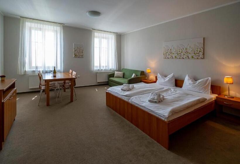 スタンダードスタジオ, Relax Hotel Stork