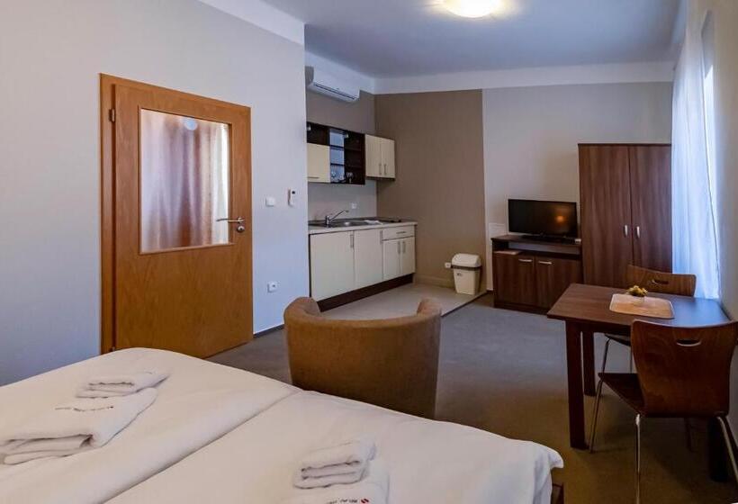 スタンダードスタジオ, Relax Hotel Stork