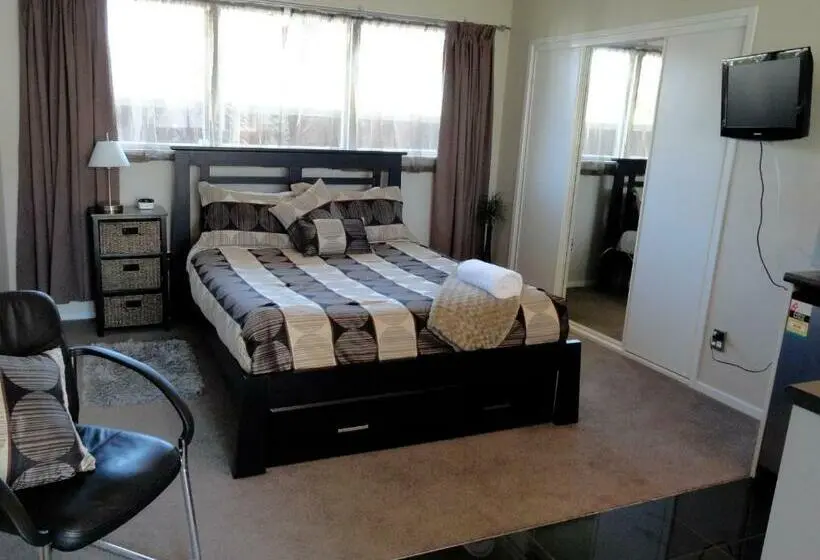 استودیوی استاندارد, Aarburg Airport Motel