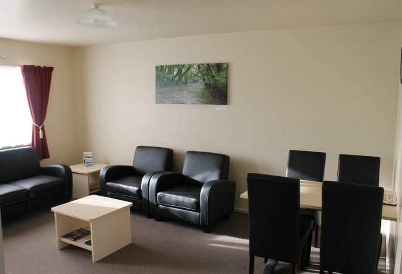 דירת משפחה, Alpine Rose Motel