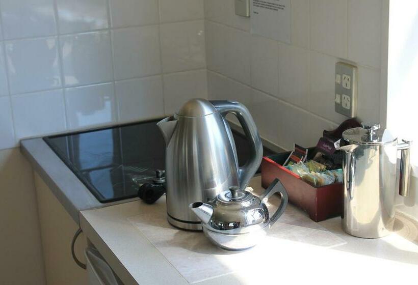 סטודיו סופריור, Alpine Rose Motel