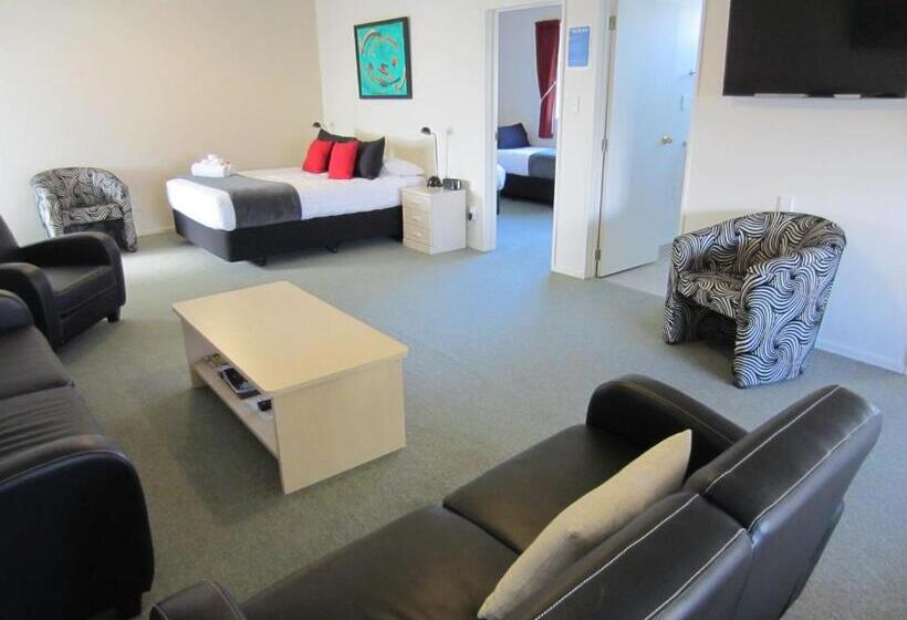 דירת משפחה, Alpine Rose Motel