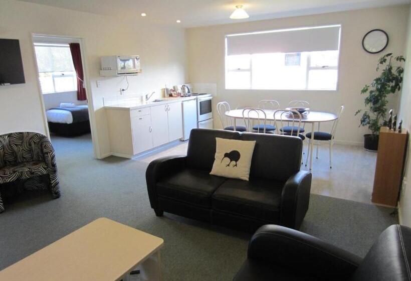 דירת משפחה, Alpine Rose Motel