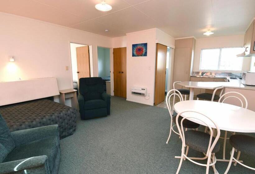 דירת שני חדרים, Avon Motel