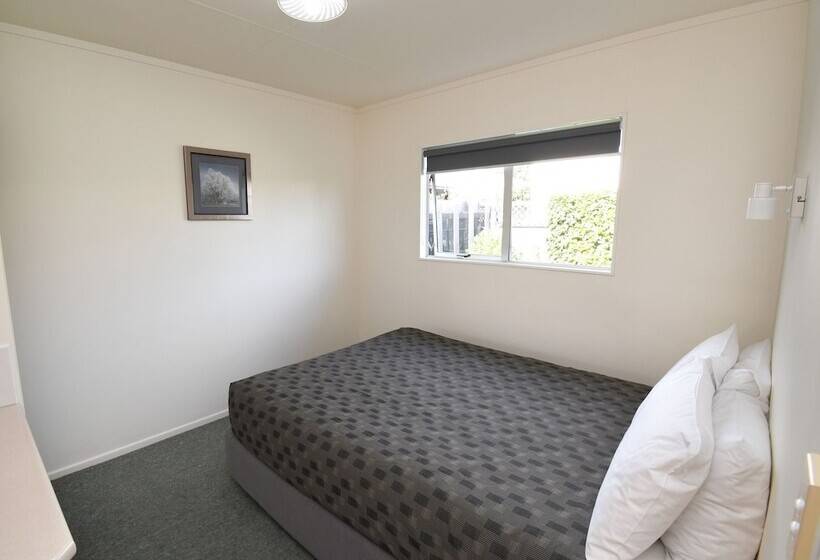 דירת שני חדרים, Avon Motel