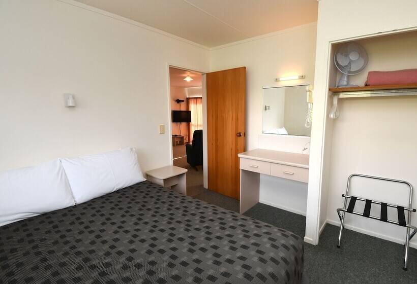 דירת שני חדרים, Avon Motel