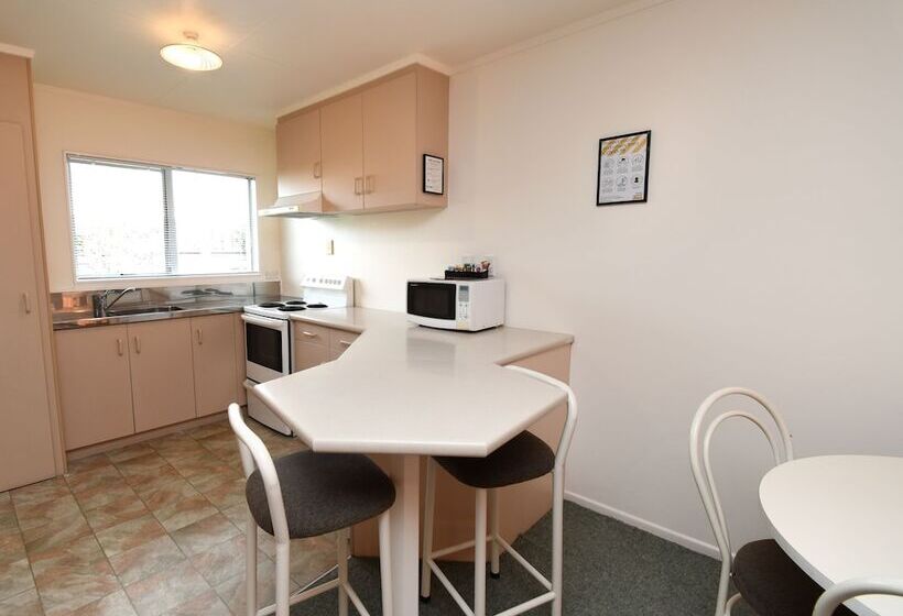 דירת שני חדרים, Avon Motel