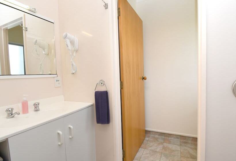 דירת שני חדרים, Avon Motel