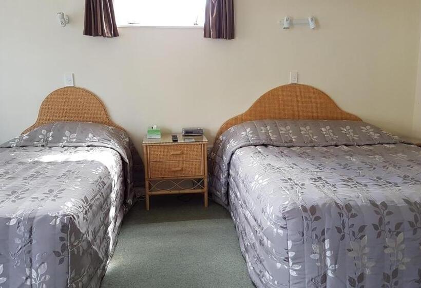 Студия Deluxe, Coachman Motel