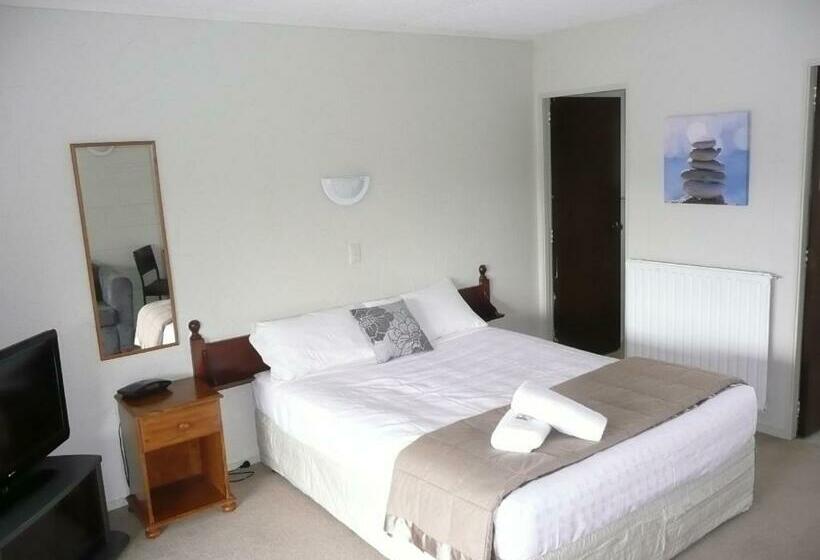 استودیوی استاندارد, Waterfalls Estate Motel & Campground