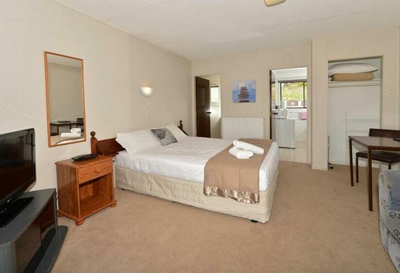 استودیوی استاندارد, Waterfalls Estate Motel & Campground