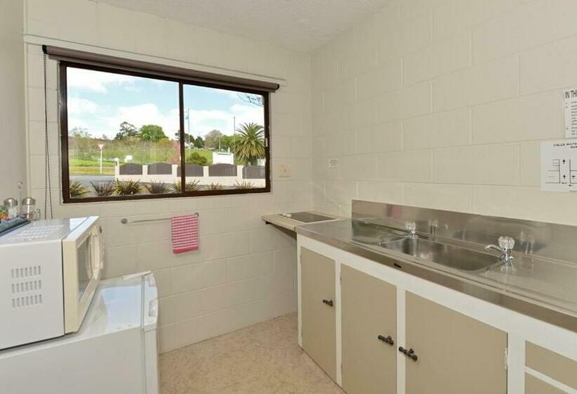 استودیوی استاندارد, Waterfalls Estate Motel & Campground