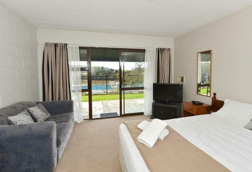 استودیوی استاندارد, Waterfalls Estate Motel & Campground