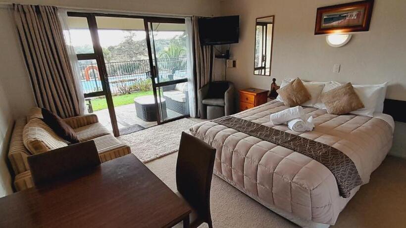 استودیوی استاندارد, Waterfalls Estate Motel & Campground