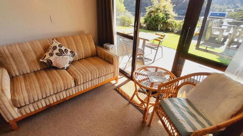 استودیوی استاندارد, Waterfalls Estate Motel & Campground