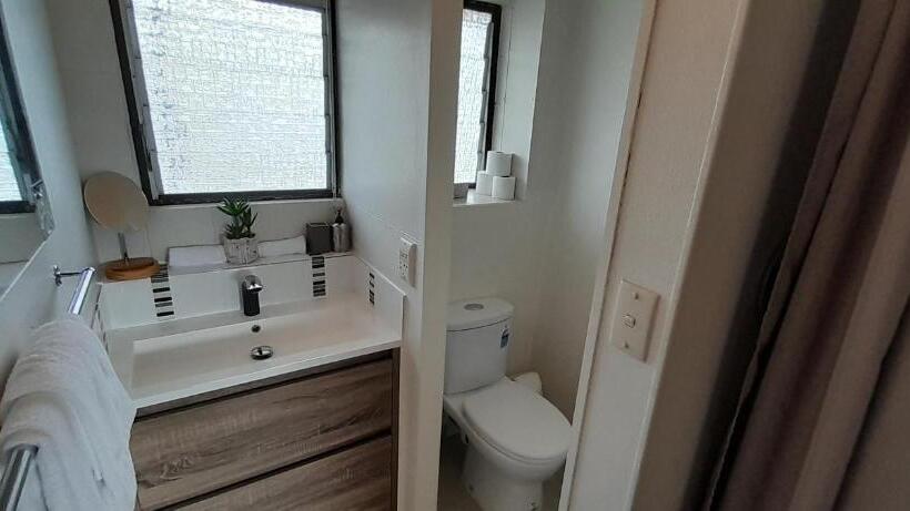 استودیوی استاندارد, Waterfalls Estate Motel & Campground