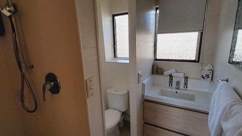 استودیوی استاندارد, Waterfalls Estate Motel & Campground