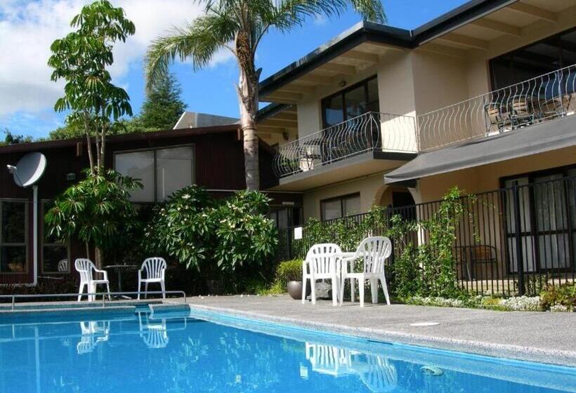 استودیوی استاندارد, Waterfalls Estate Motel & Campground