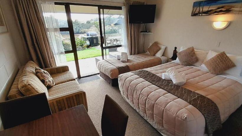 استودیوی استاندارد, Waterfalls Estate Motel & Campground