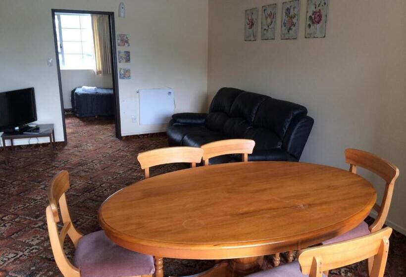 家庭间, Ferry Motel