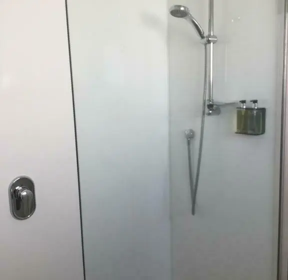 استودیوی استاندارد, Captains Quarters Motor Inn