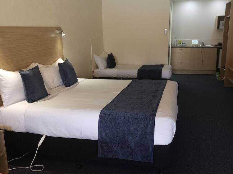 استودیوی استاندارد, Captains Quarters Motor Inn