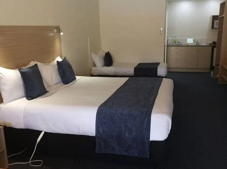 استودیوی استاندارد, Captains Quarters Motor Inn