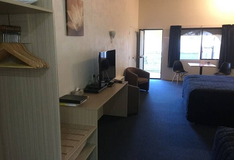 标准工作室, Captains Quarters Motor Inn