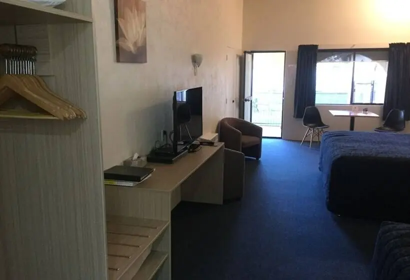 استودیوی استاندارد, Captains Quarters Motor Inn