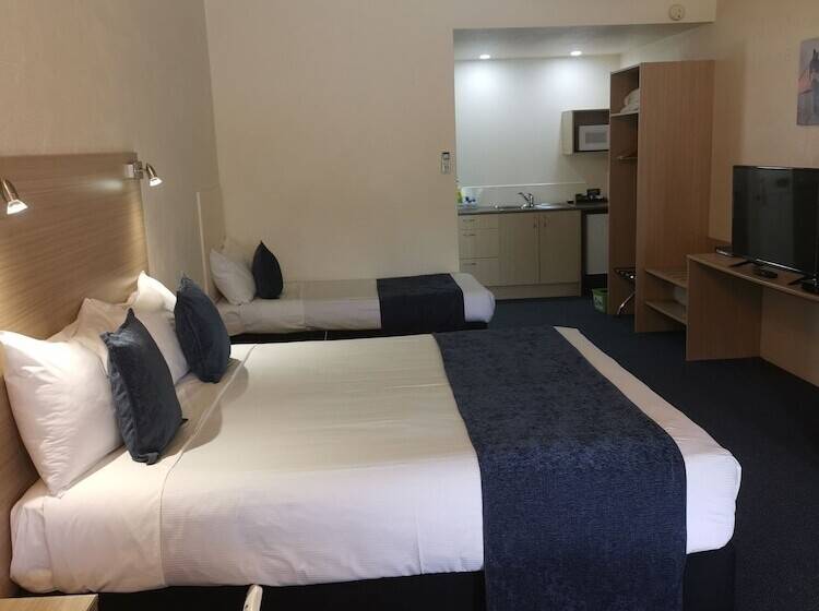 استودیوی استاندارد, Captains Quarters Motor Inn