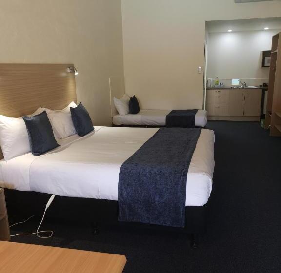 استودیوی استاندارد, Captains Quarters Motor Inn