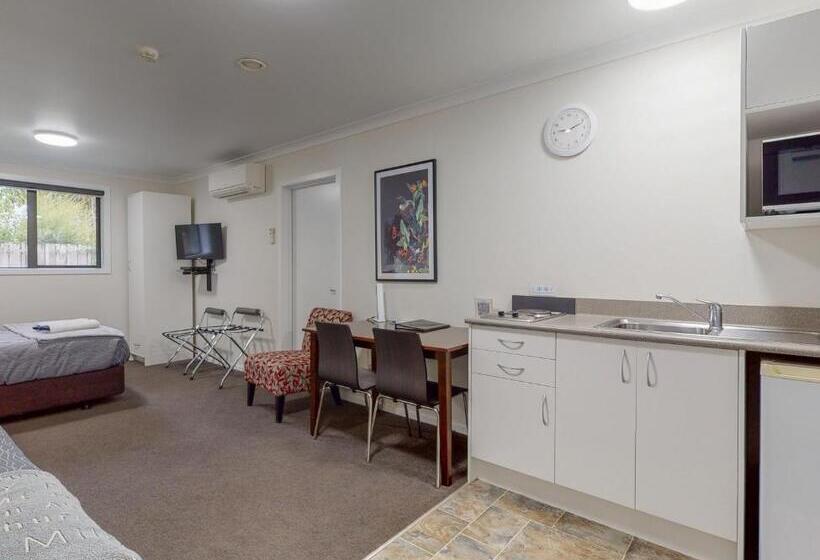 스탠다드 스튜디오, Matariki Motor Lodge
