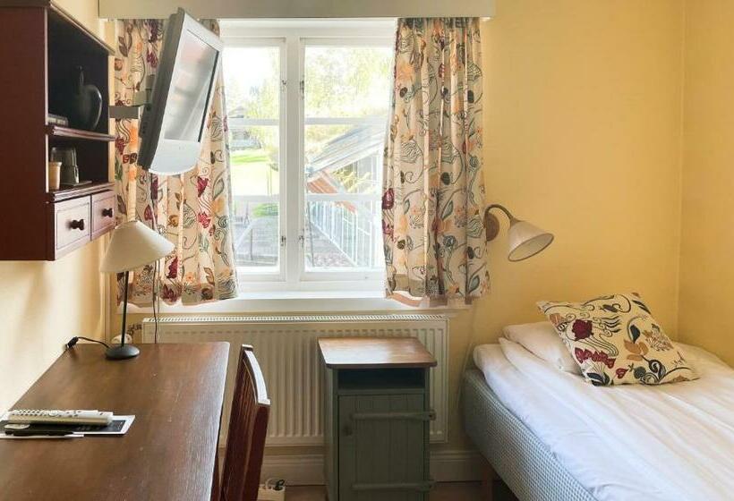 غرفة قياسية فردية, L Gyllene Hornet