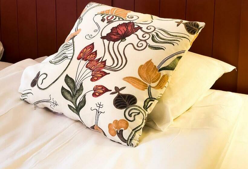 غرفة قياسية, L Gyllene Hornet