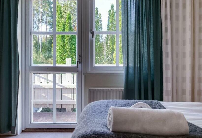 غرفة عائلية, L Gyllene Hornet